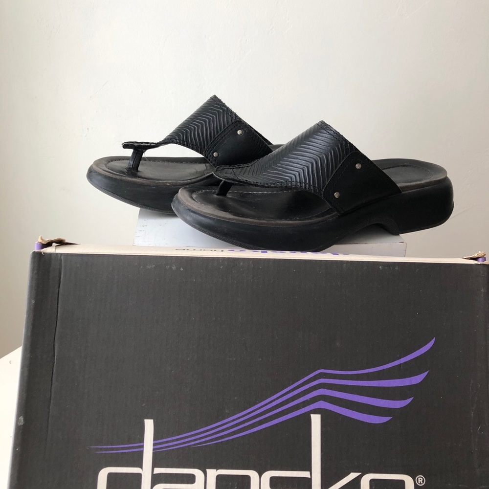 Dansko women’s black leather thong sandal size 40